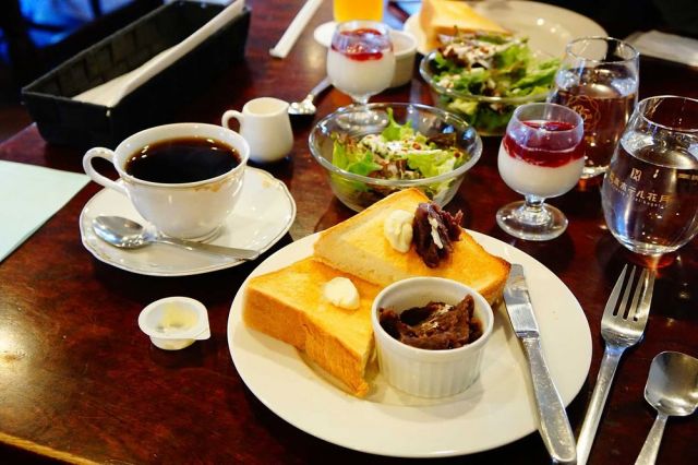 はちみつでリラックス！旅先でも心が落ち着く「はちみつ」のすすめ

夏真っ盛り。もうお盆休みということで、夏旅を楽しんだという方、これから旅に出るという方、様々でしょうか。
制限のない夏、夏休みならではのお楽しみをたっぷり満喫したいですよね。

旅先での高揚感を適度に落ち着かせてくれるのが「はちみつ」。

●旅先でも出会える「はちみつ」の安心感
国内外問わず、ホテルでもカフェテリアでも、朝ごはんセット（モーニング）を注文するとトーストの横に必ずと言っていいほど添えられている「はちみつ」。バターやジャム、あんこなどもついていたら「やった～！」と心の中でガッツポーズしちゃいますよね。

旅先で迎える朝、「今日はどんな景色に出会えるかな？」とワクワク（＋ちょっぴりソワソワ）しながら過ごす一日のはじまり。

そんな心の高揚感を、適度に落ち着かせてくれるのが、朝のはちみつ。
シンプルなバタートーストに、はちみつをたら～り。
自然な甘みが喉をするりと通っていくと、不思議とほっと落ち着きます。

●クロワッサンで思い出す、フランスの朝ごはん
記憶に残る旅を振り返ったとき、私は朝ごはんシーンを鮮明に思い出すことが多いです。クロワッサンを食べると思い出されるのは、なんといってもフランス旅での朝ごはん風景。
（まさに今、フランスはオリンピックで盛り上がっていますね！）

フランスの朝ごはんは、クロワッサンやスライスバゲット、スクランブルエッグとソーセージが……小皿には、ヨーグルト、たっぷりのバターとはちみつ、そして真っ赤なフランボワーズジャムが添えられていたっけ。

赤が効いた色柄のクロスにクロワッサン、というのがフランスっぽくて自宅でもたまに再現しては旅の思い出に浸ることも。

●ひとり旅でも、心を落ち着かせてくれたはちみつ
初めてのひとり旅で沖縄・伊良部島を訪れた時のこと。（人生の中で印象深い思い出）
この旅の朝は、オーシャンビューのダイニングに朝のキラキラの光がたっぷり降り注いでいて……もうそれだけでテンションが上がったものです。
黒糖パンや海ぶどうのサラダ、マンゴージュースなど沖縄らしい内容の朝ごはんを食べながら、高揚する気持ちを落ち着かせるのにひと苦労でした。

朝食のヨーグルトに添えられたはちみつを食べて、なんだかほっ……と落ち着いたのを今でも覚えています。（ありがとう、はちみつ！）

●はちみつ成分にリラックス効果！？
なぜ、はちみつを食べると落ち着くのか？　はちみつのやさしい甘みが心を落ち着かせてくれるのでしょうか。

気になったので調べてみると、はちみつに含まれる「アセチルコリン」という成分が、副交感神経を優位にすることで精神をリラックスさせる効果があるそう。脳の働きが穏やかになり、気分が鎮まる気がするのは、このお陰なんですね。

他にも、「トリプトファン」というはちみつの成分が、“しあわせホルモン”としても知られる「セロトニン」に体内で変化するんだとか。
セロトニンは精神安定や安眠効果が高いことで知られている成分で、まさに心を落ち着かせ穏やかな気分にしてくれるんです。

寝つきが悪い夜は、はちみつミルクを作って飲むのもおすすめです。

●日々の暮らしも、はちみつで心地よく
このように、心を落ち着かせてくれる甘くておいしいはちみつは自宅にもモチロン常備。
我が家は、サラッとしていてクセのない「三代目の蜂蜜」が夏のお気に入り。
パンにはモチロン、旬フルーツを使ったドリンクやサラダなどのお料理にも、合わせやすいんです。

喜怒哀楽いろんな心情が入り混じる日々の暮らし。ちょっとざわざわする日、ソワソワと落ち着かない日、ウキウキしすぎて眠れない夜……はちみつで気持ちを落ち着かせてみませんか？

一度きりの2024年のこの夏、はちみつで心身ともに健やかに。暑さに負けず、最後まで楽しみ尽くしたいですね。

【参考文献】
・「正しい知識で健康をつくる　あたらしい栄養学」（高橋書店）
・「栄養素の通になる」（女子栄養大学出版部）
・「美肌美人栄養学」（エクスナレッジ）
・「きれいな人の老けない食べ方」森拓郎・著（SBクリエイティブ）
・スーパーフード辞典　斎藤糧三・監修（主婦の友社）

———————————————
文・撮影：國塩 亜矢子さん
@enjoytable_by.a
.
.
#長坂養蜂場 #養蜂場 #静岡 #浜松 #hamamatsu #はままつ #三ヶ日 #浜名湖 #奥浜名湖駅 #はちみつ専門店 #はちみつ #蜂蜜 #ハチミツ #ミツバチ #浜松旅行 #浜松観光 #浜松グルメ #浜松スイーツ #浜松土産 #浜松みやげ #浜松お土産 #健康食 #はちみつのある暮らし #apiary #honeyshop #honey #beekeeping #三代目の蜂蜜 #はちみつのある暮らしコラム #はちみつ朝ごはん