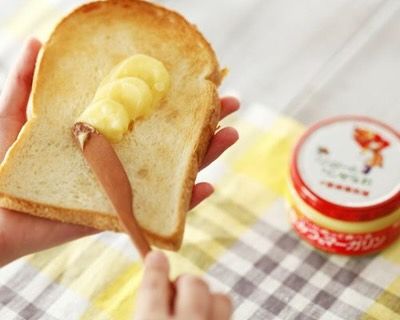 \ 食欲の秋🍂美味しくて止まらない！はちみつ商品3選/

暑さが徐々に和らぐと、自然と食欲が増して美味しいものをより食べたくなりませんか？😋
今回は食欲の秋に堪能したい、パンやご飯のおともにもぴったりのはちみつ商品をご紹介いたします。

★はちみつ&マーガリン　※クール便
販売価格　680円(税込)

トーストとの相性抜群なはちみつ&マーガリンです🍞
なめらかな口当たりで、はちみつの甘さとマーガリンのコクが口の中に広がります。
やみつきになる美味しさでリピートされる方も多く、WEB限定でまとめてお得なセット商品もご用意しております！

★スプーンで食べるまるごと巣蜜 200g
販売価格　1,980円(税込)

ミツバチが巣に貯蔵した自然のままのはちみつで、上品な甘さを楽しんでいただけます🍯
一口分をスプーンですくって、焼きたてのトーストにのせてお召し上がりください。
チーズやパターを合わせたり、追いはちみつをすると、よりリッチな味わいになりおすすめです。

★はちみつ肉味噌
販売価格　680円(税込)

ごはんのお供に！🍚
絶妙な甘じょっぱさでご飯がすすむはちみつ肉味噌です。
肉味噌にはちみつをプラスすることで、まろやかなコクを引き出しクセになる味わいに仕上げました。
食欲をそそる味噌の香りもポイントです。

はちみつ商品の美味しさをぜひお試しください❣️

それでは、今日もぬくもりある素敵な一日を。
BEE HAPPY〜💫

- - - - - - - - - - - - - - - - - - - - -

🏡 長坂養蜂場 三ヶ日本店 @nagasaka_apiary
📍 静岡県浜松市浜名区三ヶ日町下尾奈97-1
🈺 午前9：30～午後5：00
📆 毎週水曜・第2火曜定休
🅿️ 無料80台分あり

- - - - - - - - - - - - - - - - - - - - -
.
.
#長坂養蜂場 #養蜂場 #静岡 #浜松 #はままつ #三ヶ日 #浜名湖 #奥浜名湖駅 #はちみつ専門店 #はちみつ #蜂蜜 #ハチミツ #ミツバチ #浜松旅行 #浜松グルメ #浜松スイーツ #浜松土産 #浜松みやげ #浜松お土産 #健康食 #はちみつのある暮らし #apiary #はちみつ #はちみつマーガリン #スプーンで食べるまるごと巣蜜 #はちみつ肉味噌