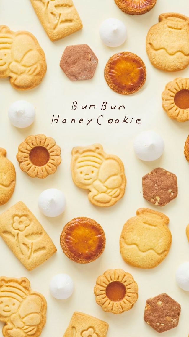 【🍪本日新発売🍪】🐝〰️
✨BunBun Honey Cookie✨

7種類のおいしさと可愛らしさが楽しめるクッキー缶💛
生地作りから、型抜き、ジャム作り、缶詰めにいたるまで、
なんと！全てパティシエの手仕事なのですっ☺️✨
手作りとはちみつのやさしい味わいをお楽しみください♡

﹏﹏﹏﹏﹏﹏﹏﹏﹏﹏﹏﹏﹏﹏﹏﹏﹏﹏﹏﹏﹏﹏

新商品｜ぶんぶんハニークッキー
✿お値段：3,300円（税込）
✿内容量：クッキー7種（約36個）
﹏﹏﹏﹏﹏﹏﹏﹏﹏﹏﹏﹏﹏﹏﹏﹏﹏﹏﹏﹏﹏﹏

ぶんぶんハニークッキーは、【三ヶ日本店】と【web】にて
お求めいただけます♪

⚫︎手づくり商品のため、「限定1,000缶」と販売制限を設けさせていただきます。
たくさんご用意できず、大変申し訳ございません。

⚫︎より多くのお客様にお届けできるよう、「おひと家族さま1缶」にご協力いただけますと幸いです。

⚫︎ご予約•お取り置きは出来かねます。ご了承くださいませ。

また、三ヶ日本店での販売状況に関してはホームページから随時ご確認いただけます📱
(販売状況の反映に時間がかかる場合があります)

ひとつひとつ丁寧に、心をこめてお作りしておりますのでぜひ、チェックしてみてくださいね☺️

それでは〜！
今日もぬくもりある素敵な1日になりますように。
BEE HAPPY💫

- - - - - - - - - - - - - - - - - - - - - - - - - - - - 
🏠長坂養蜂場三ヶ日本店 @nagasaka_apiary
📍静岡県浜松市浜名区三ヶ日町下尾奈97-1
🈺午前9：30～午後5:00
📅毎週水曜・第2火曜定休
🅿️ 無料80台分あり
- - - - - - - - - - - - - - - - - - - - - - - - - - - - 
•
•

#新商品情報 #新商品 #クッキー  #手作りクッキー#手作りクッキー缶  #ハニークッキー #手作りスイーツ #長坂養蜂場 #養蜂場 #静岡 #浜松 #はままつ #三ヶ日 #浜名湖 #奥浜名湖 #はちみつ専門店 #はちみつ #蜂蜜 #ハチミツ #ミツバチ #浜松スイーツ #浜松土産 #はちみつのある暮らし #apiary