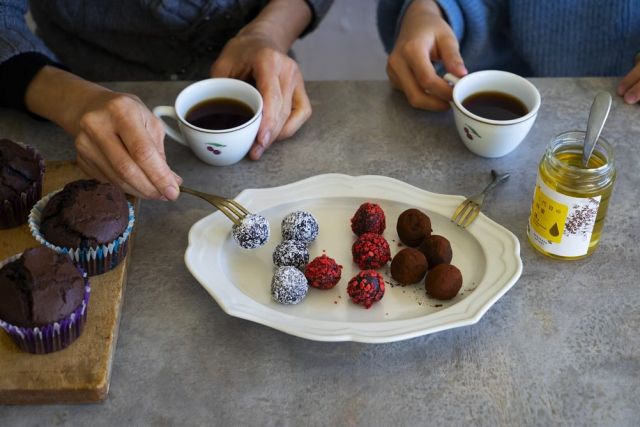 \簡単！ はちみつ生チョコ/

大切な人に贈ったり、自分のために作ったり……。チョコレートのスイーツが気になる季節がやってきました！　そこで今月は、「三代目の蜂蜜」とチョコレートではちみつ生チョコを作ってみました。チョコレートを控えめにして「三代目の蜂蜜」とココアを加え、風味をアップ。ビターで濃厚な大人のスイーツをお楽しみくださいね🍫

 はちみつ生チョコの材料は、チョコレート、生クリーム、三代目の蜂蜜、ココアパウダーの４つ。他は、最後にまぶすものと、おまけで作ったマフィンの材料です。

●はちみつ生チョコレート
【材料】約12個分　【時間】冷やす時間を入れて60分
・板チョコレート(ビター)…１枚(50ｇ)
・バター…10ｇ
・生クリーム…大さじ３
・ココアパウダー…大さじ６(30ｇ)
・「三代目の蜂蜜」…大さじ２
・まぶすもの(ココアパウダー、ココナッツファイン、フリーズドライいちご)…各適量

●抹茶風味のはちみつ生チョコレート
【材料】約８個分　【時間】冷やす時間を入れて60分
・板チョコレート(ホワイト)…１枚(40ｇ)
・バター…10ｇ
・生クリーム…大さじ１
・「三代目の蜂蜜」…大さじ２
・ココナッツファイン…大さじ３～４
・抹茶…適量

●はちみつチョコレートマフィン
【材料】直径約６㎝のマフィン４個分　【時間】約30分
・「ぶんぶんのパンケーキミックス」(または、ホットケーキミックス)…100ｇ
・板チョコレート(ビター)…１枚(50ｇ)
・バター…40ｇ
・卵…１個
・牛乳…大さじ４
・バター…40ｇ
・ココアパウダー…15ｇ
・「三代目の蜂蜜」…大さじ１

では、早速スタート。
まずは、チョコレートを湯煎にかけて溶かします。チョコレートは、パキパキと細かく割ればＯＫ！
溶けてきたら、バター、「三代目の蜂蜜」、生クリームを加えます。

滑らかになるまで混ぜます。最後にココアパウダーを加えてさらに滑らかになるまで混ぜます。
生地が完成したら湯銭から外し、ざっくりと12等分してバットに並べ、冷蔵室で30分くらい休ませます。

生地がほどよくかたくなり、扱いやすくなったところで手のひらで丸めまして……。
最後に、コココナッツファインなどをまぶして完成。

少し深さのある容器などにまぶしたいものを入れ、生チョコを入れたら軽く揺すります。

コロコロ～と転がって、自然にまぶしたいものがくっつきます。こーんな感じに完成です。もう一品は、材料をちょこっと変えた味変バージョン。

作り方はどちらも同じなので、こちらもぜひお試しくださいね！さらに、バレンタインデーも近いので、おまけをもう一品。「三代目の蜂蜜」を使ったチョコレートマフィンです。

材料のチョコレート粗く刻み、バターは電子レンジで10～20秒加熱します。ボールに卵、牛乳を入れ混ぜ、「ぶんぶんのパンケーキミックス」、ココアパウダー、「三代目の蜂蜜」の順にどんどん加えて混ぜ、準備しておいたチョコレート、溶かしバターを加えてさっくりと混ぜたら、型に入れて焼くだけ。

ぶんぶんのパンケーキミックスで、しっとりふっくら。食べたそばから口福な気持ちでいっぱいになれそうですね！

———————————————
文・撮影：フードコーディネーター/渡辺 ゆきさん
.
.
#長坂養蜂場 #養蜂場 #静岡 #浜松 #hamamatsu #はままつ #三ヶ日 #浜名湖 #奥浜名湖駅 #はちみつ専門店 #はちみつ #蜂蜜 #ハチミツ #ミツバチ #浜松旅行 #浜松観光 #浜松グルメ #浜松スイーツ #浜松土産 #浜松みやげ #浜松お土産 #健康食 #はちみつのある暮らし #apiary #honeyshop #honey #beekeeping #はちみつのある暮らしコラム #三代目の蜂蜜